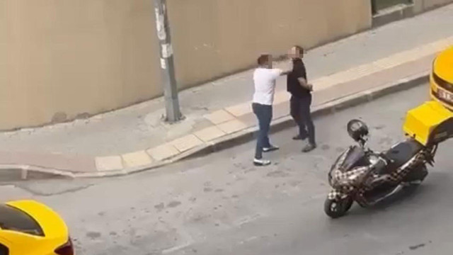 Trafikte herkesi şaşırtan hareket! Darp edilen kurye ellerini arkadan bağladı sabır sınavı verdi - Resim: 0