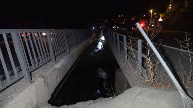 Gümüşhane'de feci kaza! Kontrolden çıkan kamyonet yol ve köprü arasına düştü: 3 yaralı - Resim: 3