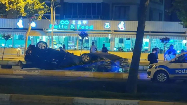 Diyarbakır'da kontrolden çıkan otomobil yanı şeritteki otomobille çarpıştı! - Resim: 0