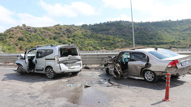 Yol çalışmasında feci kaza! Samsun'da trafiğin tek şeritten verildiği viyadükte kaza: 5 yaralı - Resim: 1