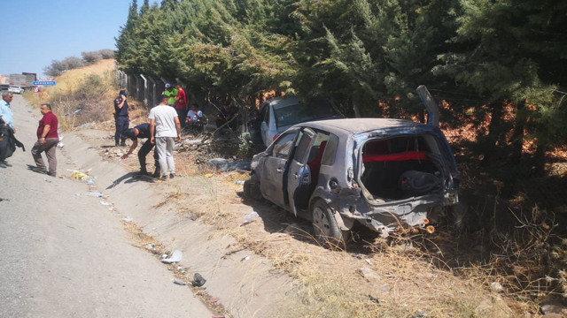Adıyaman'da 2 otomobil ve tır birbirine girdi! Kazada 2 kişi yaralandı - Resim: 0