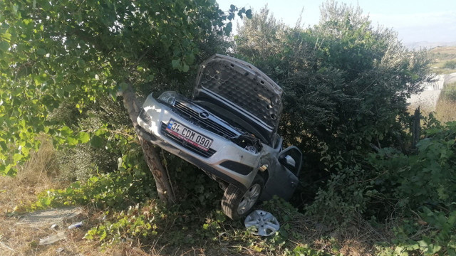 Yoldan çıkan otomobil takla atıp bahçeye girdi! Ağaçlara saplanan otomobilde 3 kişi yaralandı - Resim: 0
