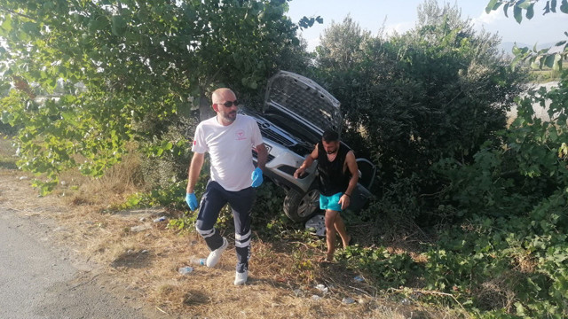 Yoldan çıkan otomobil takla atıp bahçeye girdi! Ağaçlara saplanan otomobilde 3 kişi yaralandı - Resim: 1