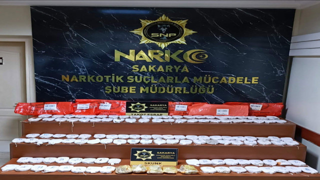 Sakarya'da polis ekiplerinden uyuşturucu operasyonu! Tırda onlarca paket uyuşturucu ele geçirildi - Resim: 0