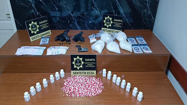 Sakarya'da polis ekiplerinden uyuşturucu operasyonu! Tırda onlarca paket uyuşturucu ele geçirildi - Resim: 1