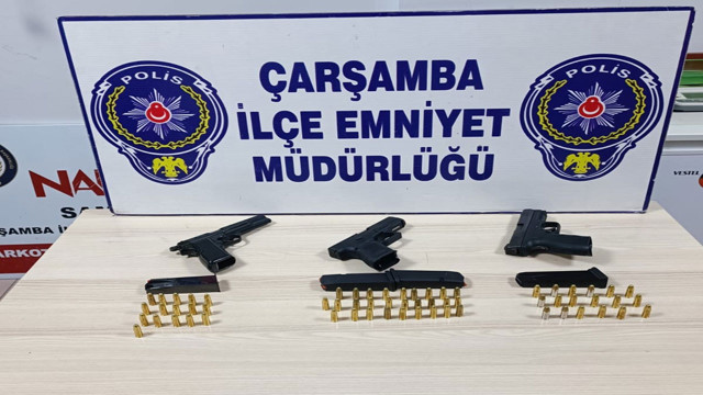 Samsun'da polis ekiplerinden operasyon! Araçta çok sayıda sentetik ecza ve ruhsatsız tabanca ele geçirildi - Resim: 0