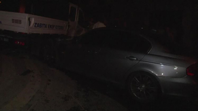 Ümraniye'de otomobil dönüş yapan zabıta aracı çarptı: 2 yaralı - Resim: 0