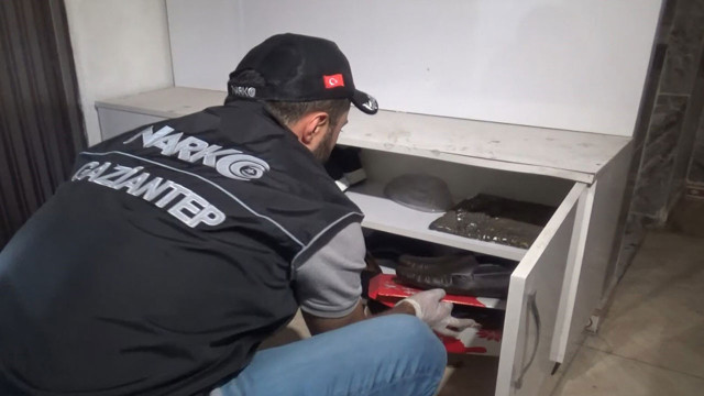 Gaziantep'te zahir tacirlerine şafak operasyonu! Narkotik polisleri mahalleyi ablukaya aldı - Resim: 0