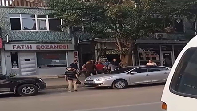 Bursa sokakları boks ringine döndü! Gençlerin kavgasında yumruklar havada uçuştu - Resim: 0