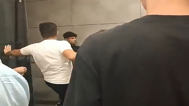 Bursa sokakları boks ringine döndü! Gençlerin kavgasında yumruklar havada uçuştu - Resim: 2