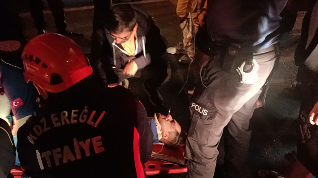 Kamyonetle çarpışan motosikletin sürücüsü kamyonun altına sıkıştı! Ekipler zamanla yarıştı - Resim: 0