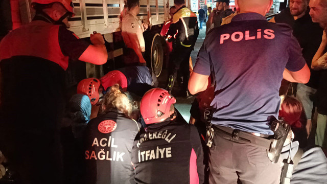 Kamyonetle çarpışan motosikletin sürücüsü kamyonun altına sıkıştı! Ekipler zamanla yarıştı - Resim: 2