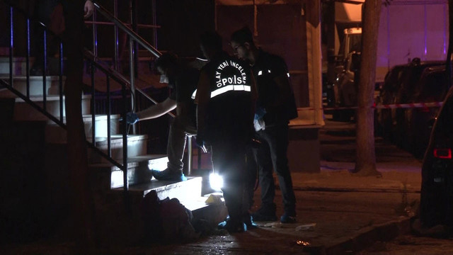 Kartal'da sokak ortasında sohbet eden gençlere silahlı saldırı! 1'i ağır, 3 kişi yaralandı - Resim: 0