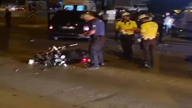 Hafif ticari araçlar kafa kafaya çarpışan motosiklet metrelerce sürüklendi: 1 ölü - Resim: 0