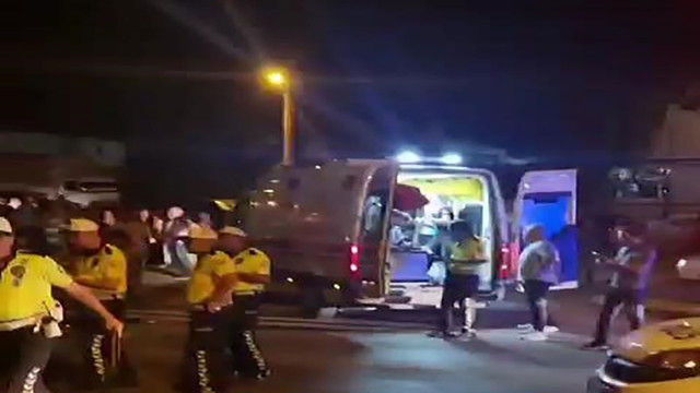 Hafif ticari araçlar kafa kafaya çarpışan motosiklet metrelerce sürüklendi: 1 ölü - Resim: 1