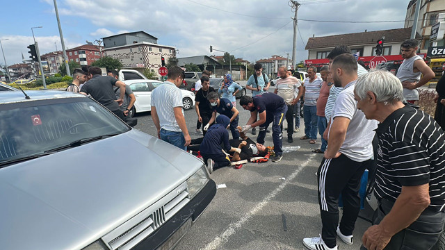 Düzce'de kontrolden çıkan otomobil kavşaktaki motosiklete çarptı! - Resim: 1