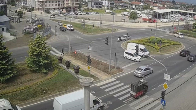 Düzce'de kontrolden çıkan otomobil kavşaktaki motosiklete çarptı! - Resim: 0