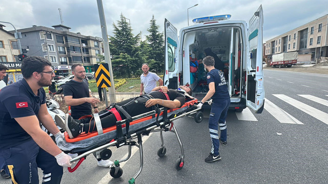 Düzce'de kontrolden çıkan otomobil kavşaktaki motosiklete çarptı! - Resim: 2