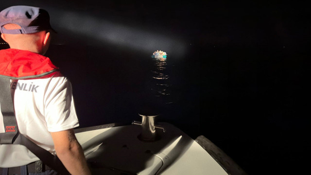 İzmir'de göçmen kaçakçılığına geçit verilmiyor! 104 düzensiz göçmen ve 3 göçmen kaçakçısı yakalandı - Resim: 1