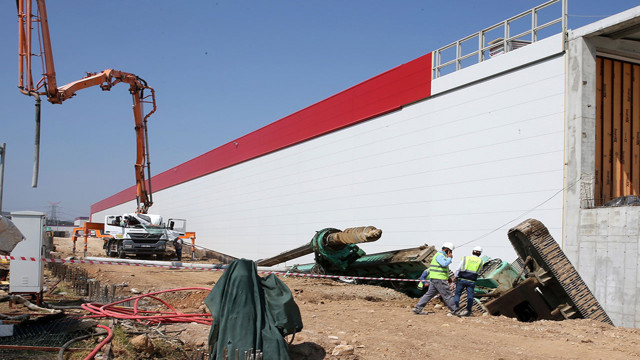 Manisa'da feci kaza! İş makinası şoförün üzerine devrildi - Resim: 0