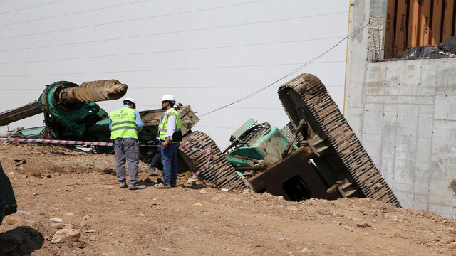 Manisa'da feci kaza! İş makinası şoförün üzerine devrildi - Resim: 1