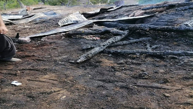 Yangın çıkan ağıl sahinin gözlerinin önünde kül oldu! 60 keçi telef oldu - Resim: 0