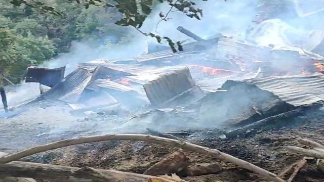 Yangın çıkan ağıl sahinin gözlerinin önünde kül oldu! 60 keçi telef oldu - Resim: 1