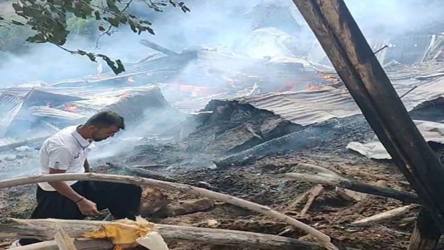 Yangın çıkan ağıl sahinin gözlerinin önünde kül oldu! 60 keçi telef oldu - Resim: 2