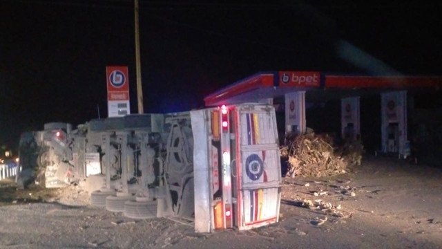 Adıyaman'da kontrolden çıakn tır virajı alamayıp devrildi! - Resim: 1