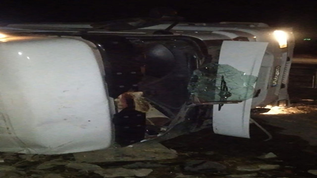 Adıyaman'da kontrolden çıakn tır virajı alamayıp devrildi! - Resim: 0