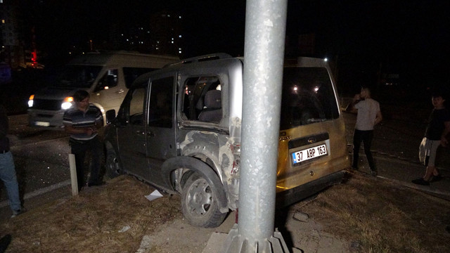 Kastamonu'da feci kaza! Ciple ticari araç birbirine girdi: 4 yaralı - Resim: 0