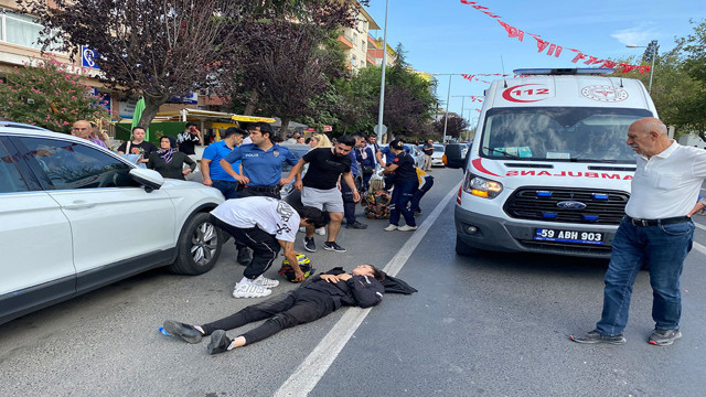 Tekirdağ'da karşıdan karşıya geçmeye çalışan kadına motosiklet çarptı! - Resim: 0