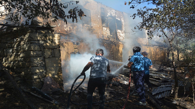 Giresun'de iki katlı ahşap ev alevlere teslim oldu! - Resim: 1