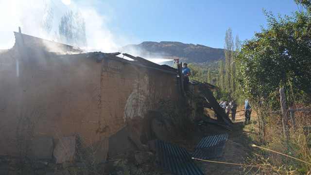 Giresun'de iki katlı ahşap ev alevlere teslim oldu! - Resim: 2