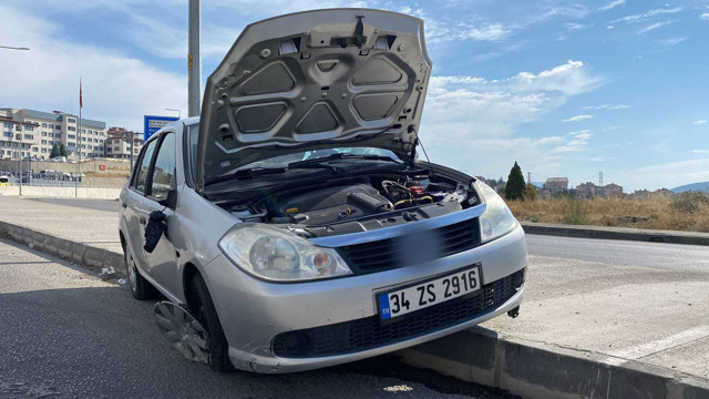 Karabük'te otomobil refüje girdi! Feci kazada 2 kişi yaralandı - Resim: 0