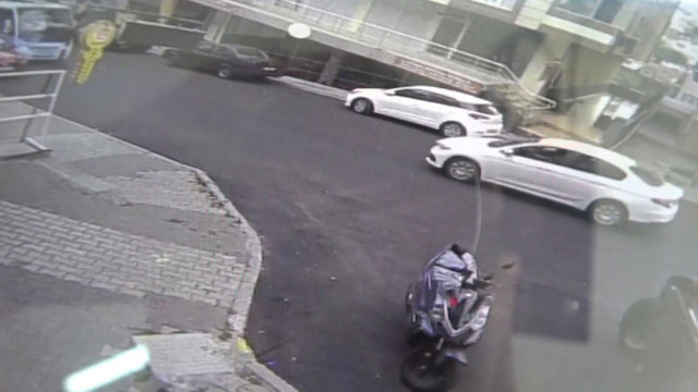 Maltepe'de kontrolden çıkan otomobil yolcu dolu minibüse çarptı! - Resim: 1