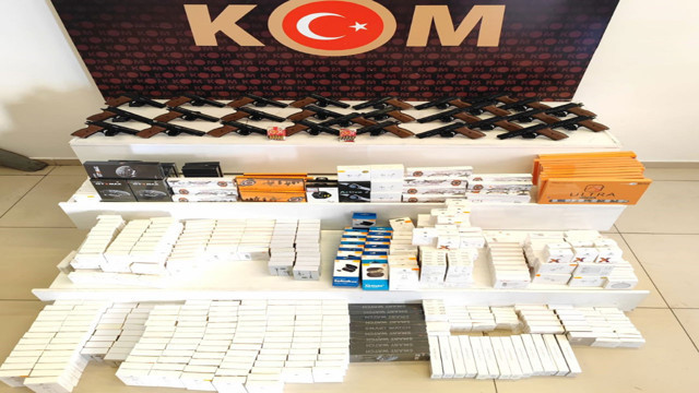 Konya'da polis ekiplerinden kaçakçılık operasyonu! Çok sayıda kaçak silah ele geçirildi: 4 gözaltı - Resim: 0