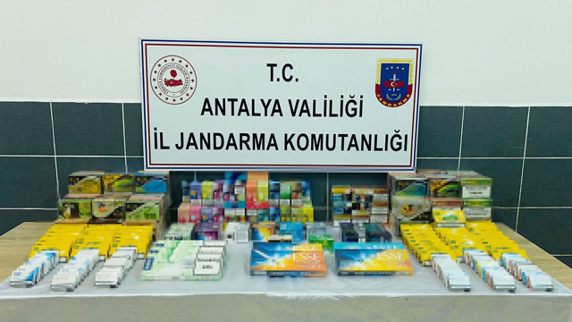 Antalya'da kaçakçılık operasyonu! Çok sayıda kaçak tütün ve elektronik sigara ele geçirildi - Resim: 0