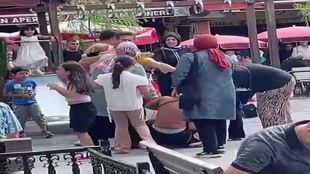 Sakarya'da çocukların park kavgasında aileler birbirine girdi! O anlar kameralara yansıdı - Resim: 0