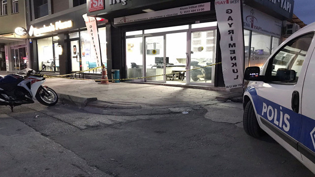 Şehir magandası döner bıçağıyla dehşet saçtı! Vatandaşları darp edip uzman çavuşu bıçakla yaraladı - Resim: 0