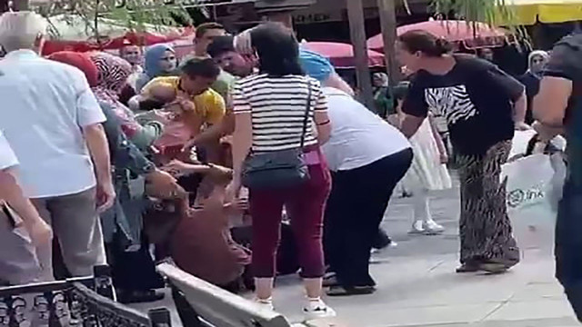 Sakarya'da çocukların park kavgasında aileler birbirine girdi! O anlar kameralara yansıdı - Resim: 1