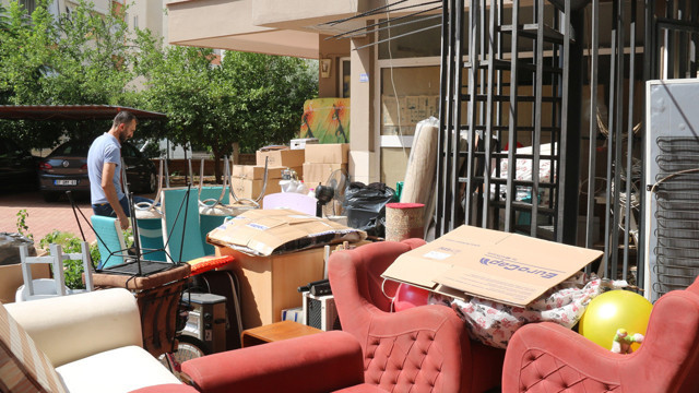 Fahiş artışa boyun eğmeyen kiracı evden tahliye edildi eşyalarıyla birlikte sokakta kaldı - Resim: 1