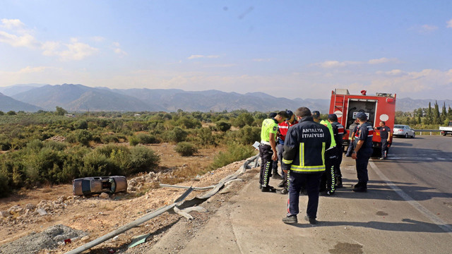 Antalya'da korkunç! Virajı alamayan otomobil takla atıp uçuruma yuvarlandı: 4 yaralı - Resim: 0