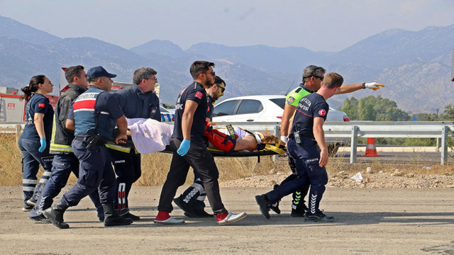 Antalya'da korkunç! Virajı alamayan otomobil takla atıp uçuruma yuvarlandı: 4 yaralı - Resim: 1