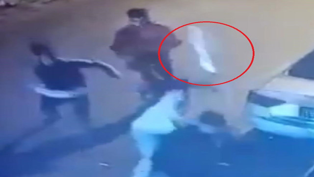 Bursa'da husumetli iki grubun satırlı kavgası kan döktü! Kavga anı kameralara yansıdı - Resim: 0