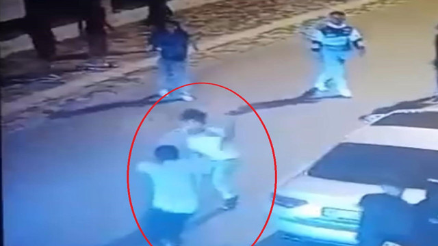 Bursa'da husumetli iki grubun satırlı kavgası kan döktü! Kavga anı kameralara yansıdı - Resim: 1