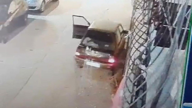 El freni çekilmeyen otomobil iki otomobile çarptı! Otomobilini durdurmaya çalışan sürücü yaralandı - Resim: 0