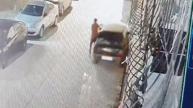 El freni çekilmeyen otomobil iki otomobile çarptı! Otomobilini durdurmaya çalışan sürücü yaralandı - Resim: 1