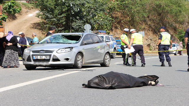 Trabzon'da acı kaza! Karşıdan karşıya geçmeye çalışan yaşlı adam aracın altında kalarak can verdi - Resim: 2