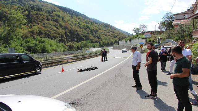 Trabzon'da acı kaza! Karşıdan karşıya geçmeye çalışan yaşlı adam aracın altında kalarak can verdi - Resim: 3
